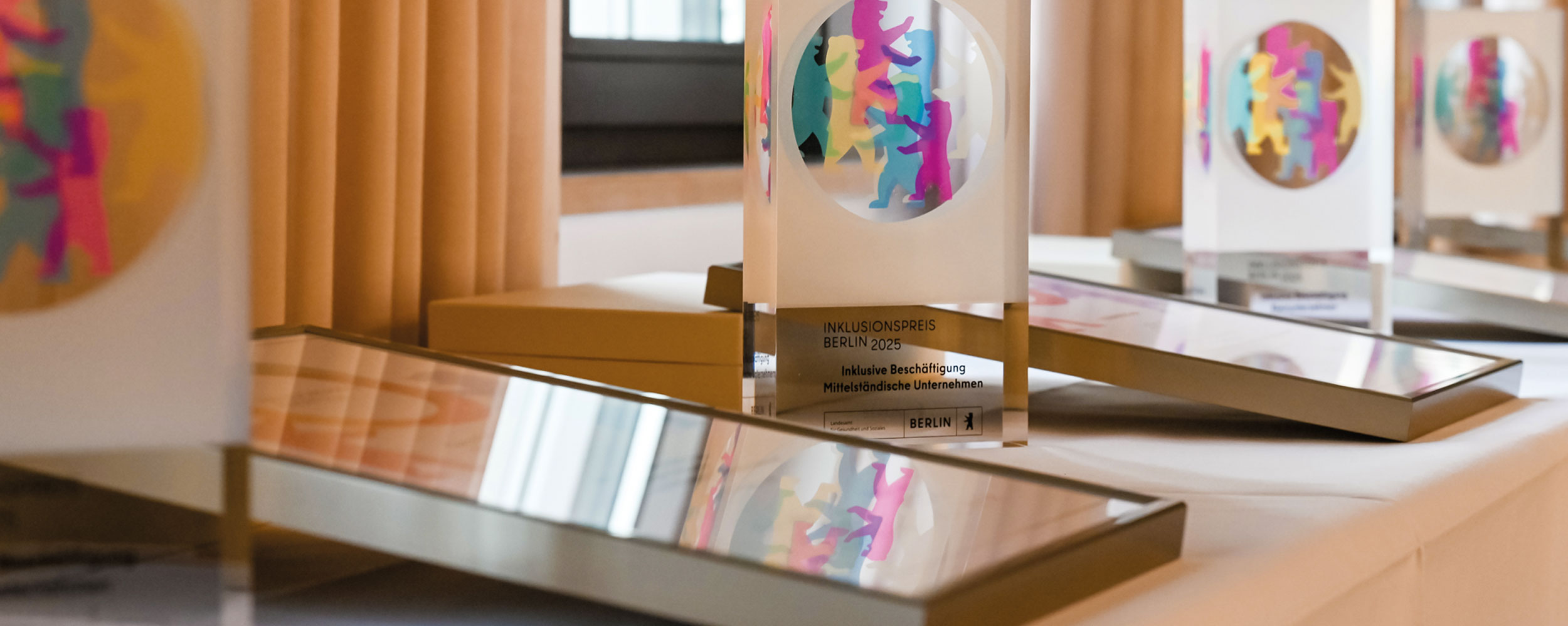 Die Inklusionspreise stehen auf einem Tisch aufgereiht.