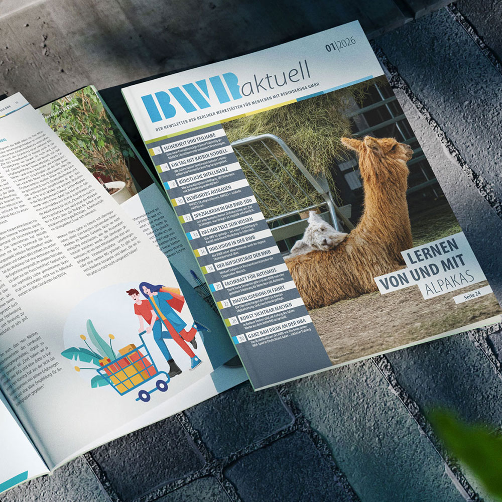 Das Magazin liegt auf auf einer Steinterrasse. Einmal geschlossen und einmal aufgeschlagen.