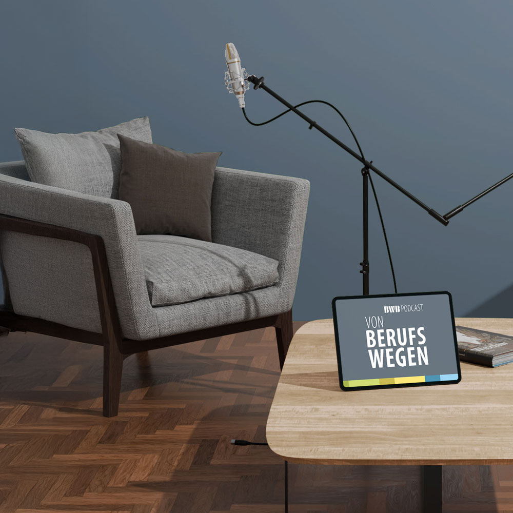 Zwei Sessel mit Mikrofonen vor einem Tisch mit einem Tablet.