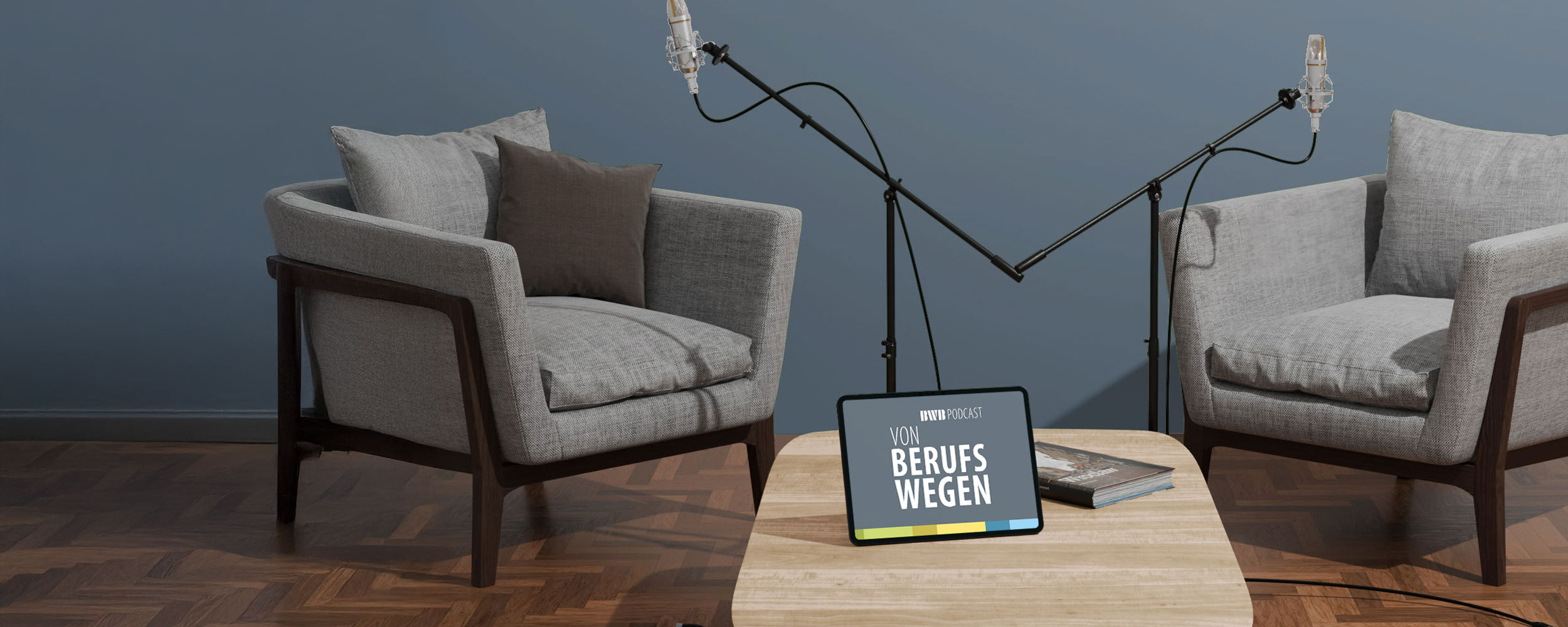 Zwei Sessel mit Mikrofonen vor einem Tisch mit einem Tablet.